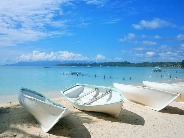 加勒比海边瓜德罗普海滩上的小船 — 图库照片