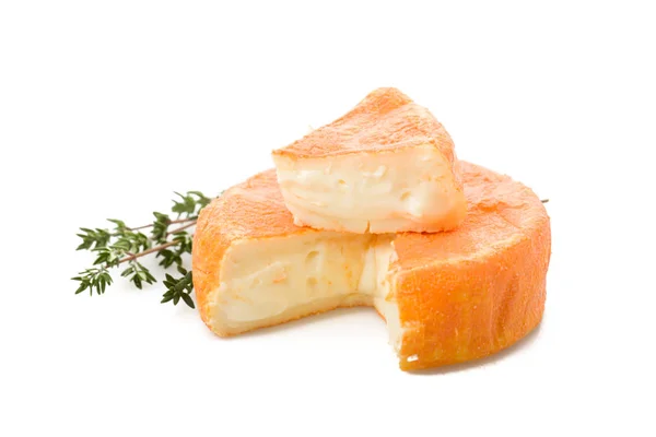 Fransız Yumuşak Peynirini Otlarla Roanla Kes — Stok fotoğraf