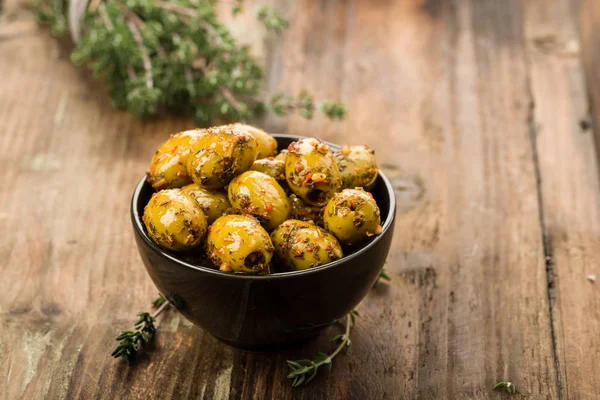 Aceitunas Insertadas Con Hierbas Frescas Aceite —  Fotos de Stock