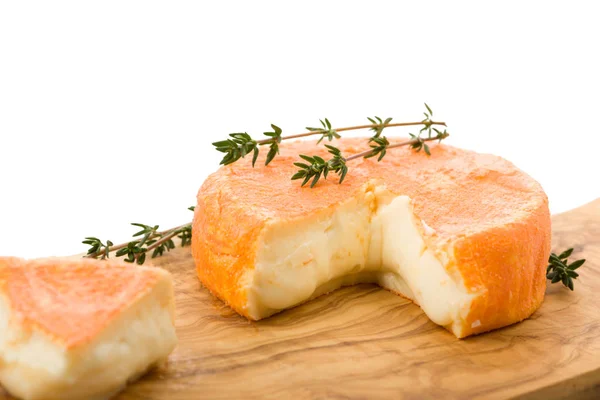ハーブとローアンでフランスのソフトチーズを切り — ストック写真