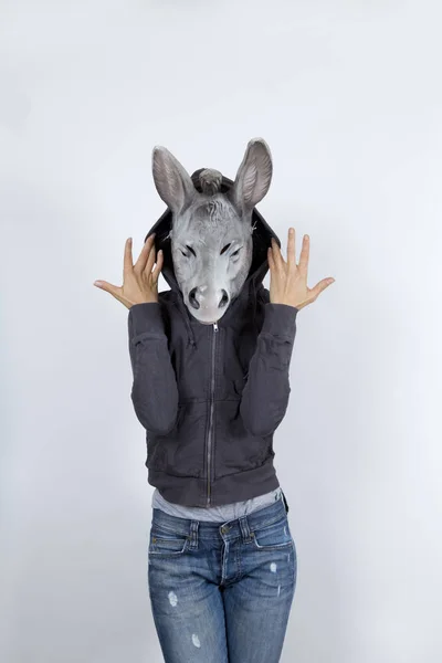 Mulher Vestindo Uma Máscara Burro Mimetizando Cultura Hip Hop Ela — Fotografia de Stock