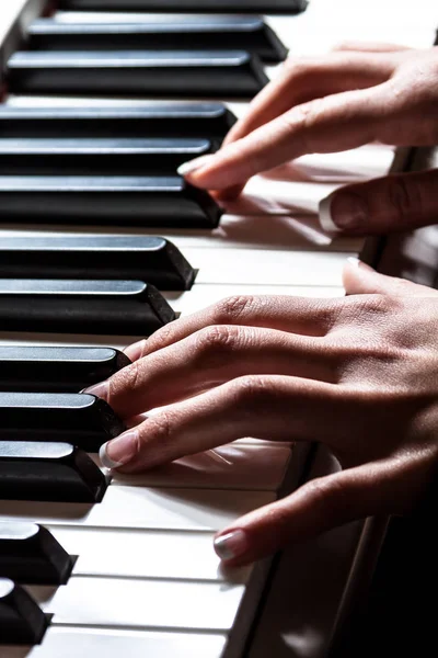 Mani Della Donna Che Suonano Pianoforte Scivolano Sulla Tastiera — Foto Stock