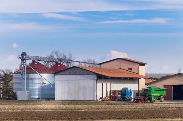 Siloları Çeşitli Tarım Aletleri Harman Makineleri Olan Bir Çiftlik — Stok fotoğraf