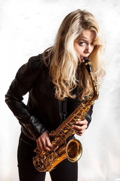 Genç Bir Kadın Müzisyen Uzun Sarı Saçlı Siyah Ayakta Duran — Stok fotoğraf