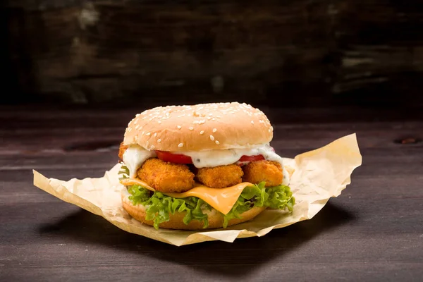 Burger Paluszkami Rybnymi Świeżej Sałaty Pomidorów Remoulade — Zdjęcie stockowe