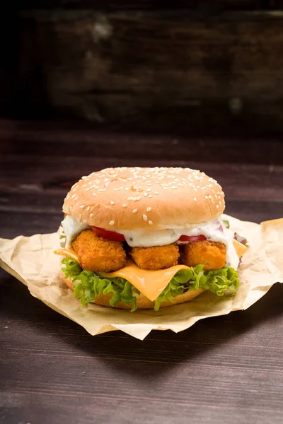 Hamburguesa Con Dedos Pescado Lechuga Fresca Tomate Resto —  Fotos de Stock