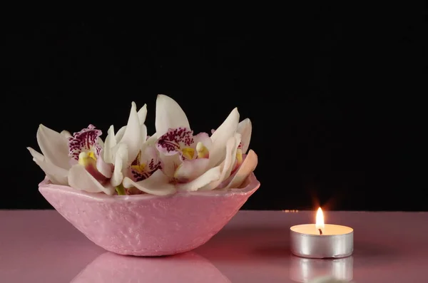 Орхидея Розовой Миске Свечой — стоковое фото