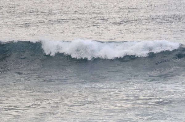 Atlantik Okyanusu Kıyısındaki Deniz Dalgaları — Stok fotoğraf