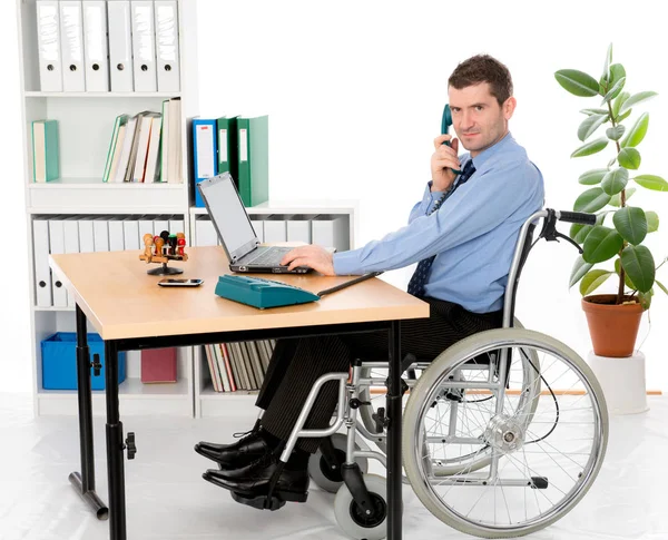坐轮椅的人在办公室工作 — 图库照片