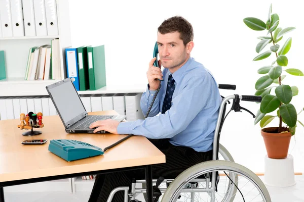 坐轮椅的人在办公室工作 — 图库照片