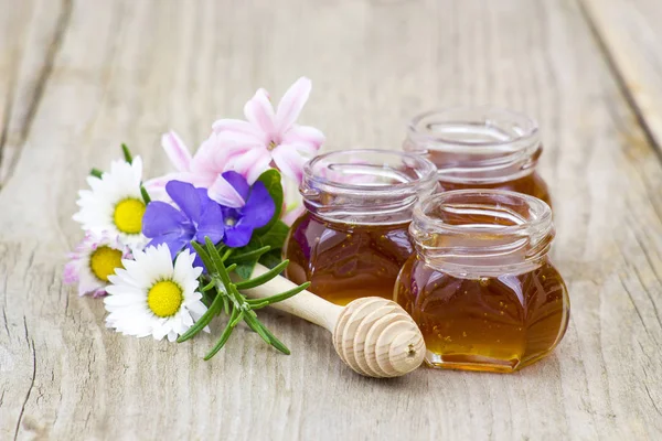 Mel Frascos Flores Mel Dipper Fundo Madeira — Fotografia de Stock