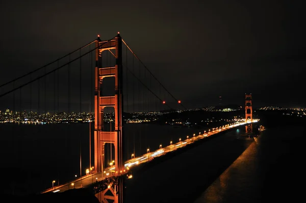 Gece Vakti San Francisco Nun Siluetine Karşı Golden Gate Köprüsü — Stok fotoğraf