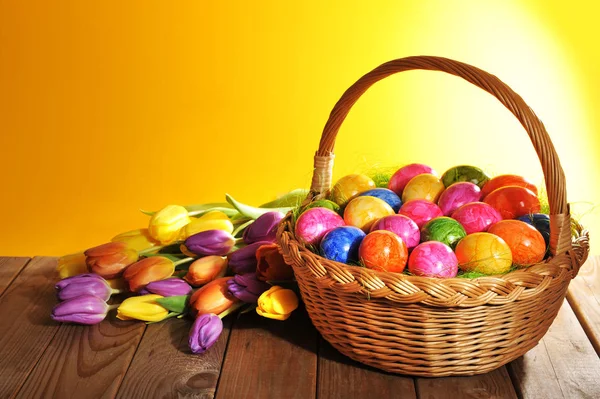 Grand Panier Pâques Avec Nombreux Oeufs Poulet Colorés Des Tulipes — Photo