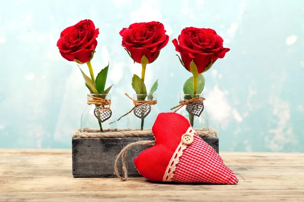 Trzy Czerwone Róże Sercem — Zdjęcie stockowe