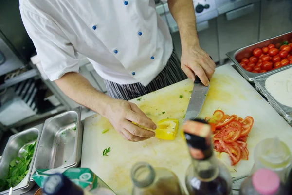 Guapo Chef Vestido Con Uniforme Blanco Decorando Ensalada Pasta Pescado — Foto de Stock