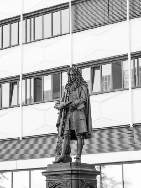 Leibniz Denkmal Monument German Philosopher Gottfried Wilhelm Leibniz Stands Campus — Zdjęcie stockowe