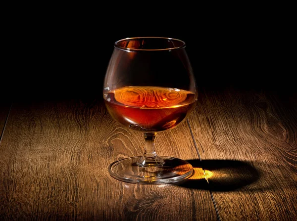Verre Cognac Doré Sur Une Table Bois — Photo