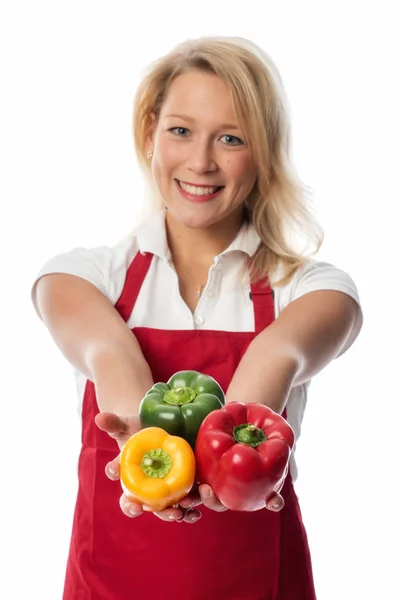 Femme Foyer Avec Tablier Présentant Des Poivrons — Photo