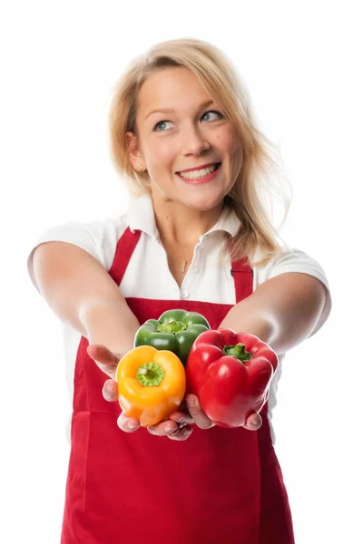 Ama Casa Con Delantal Presentando Pimientos — Foto de Stock