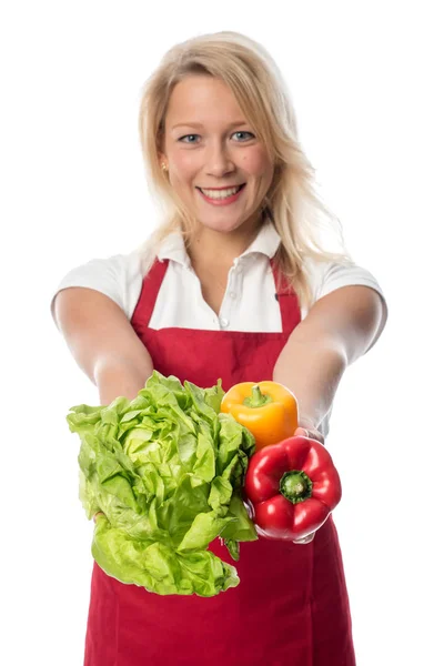 Mujer Con Delantal Presentando Una Cabeza Lechuga Pimientos — Foto de Stock