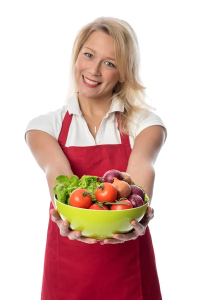 Mujer Con Delantal Presentó Plato Con Verduras Ensalada — Foto de Stock