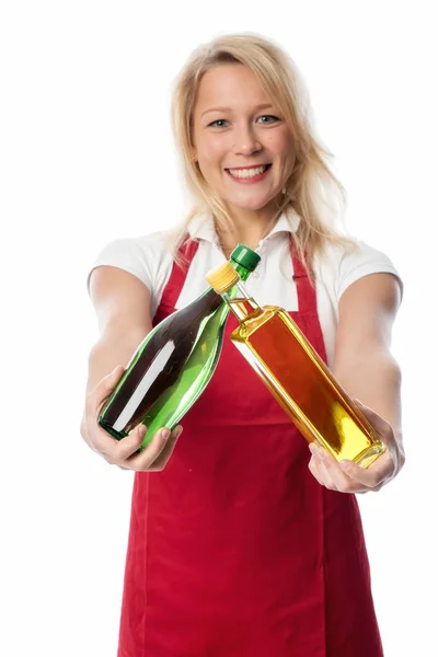 Vrouw Met Schort Presenteert Een Fles Olie Azijn — Stockfoto