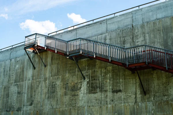 Escadas Metal Parede Concreto Cinza — Fotografia de Stock