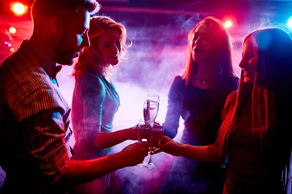 Grupa Przyjaciół Szampanem Toasting Imprezie Klubie Nocnym — Zdjęcie stockowe