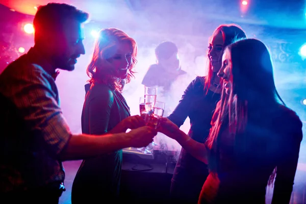 Grupo Amigos Brindar Com Champanhe Clube Noturno — Fotografia de Stock