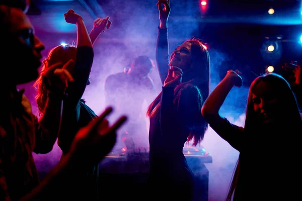 Tanzende Junge Leute Genießen Die Nacht Club — Stockfoto