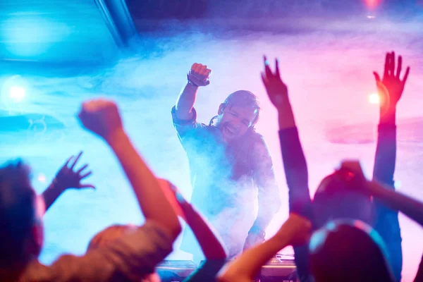 Emocionado Animando Multitud Bailando Club Nocturno — Foto de Stock