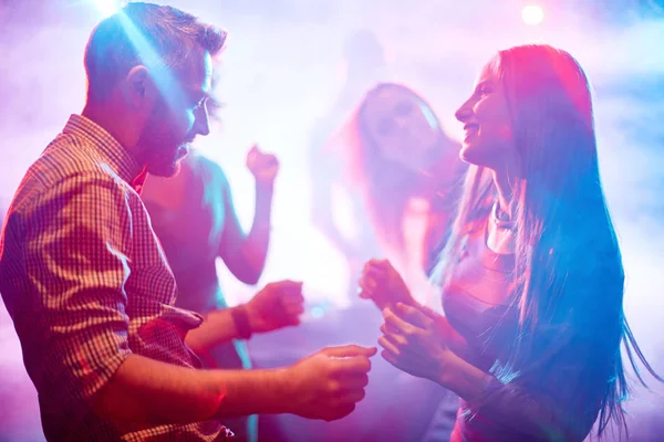 Szczęśliwa Młoda Para Tańczy Nocnym Klubie — Zdjęcie stockowe