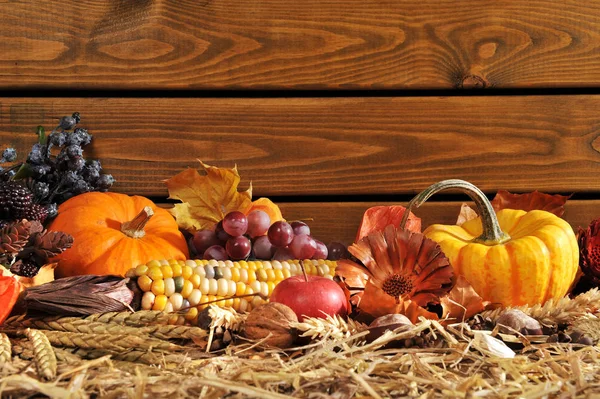 Dankzegging Groenten Fruit Stro Voor Een Oude Verweerde Houten Muur — Stockfoto