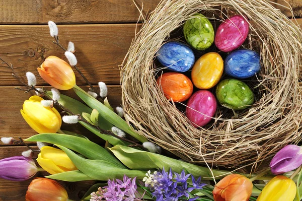 Wielkanocne Gniazdo Wieloma Kolorowymi Kurzymi Jajkami Tulipanami Hiacyntami Wierzbą Cipki — Zdjęcie stockowe
