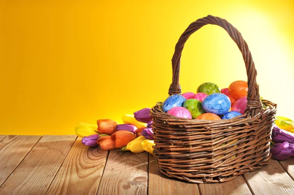 Panier Pâques Avec Œufs Poulet Colorés Tulipes Sur Fond Orange — Photo