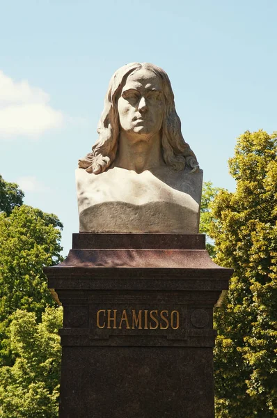 Denkmal Adelbert Von Chamisso Berlin Deutschland Monument Adelbert Von Chamisso — ストック写真