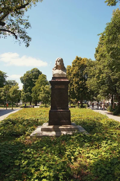 Denkmal Adelbert Von Chamisso Berlin Deutschland Monument Adelbert Von Chamisso — Stockfoto