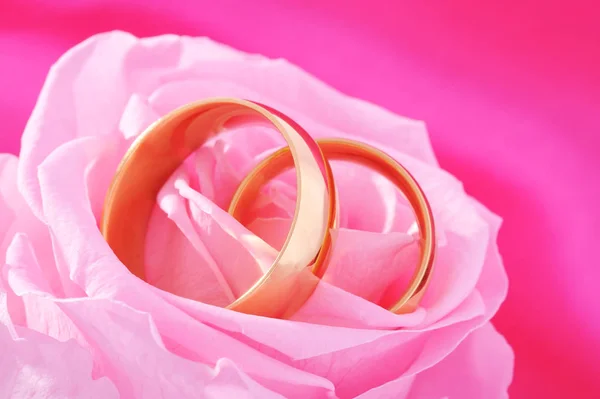 Dos Anillos Oro Color Rosa Levantaron Sobre Fondo Satinado Rosa —  Fotos de Stock