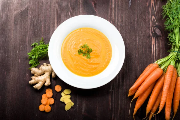 Soupe Gingembre Aux Carottes Fraîches Avec Des Ingrédients Sur Fond — Photo