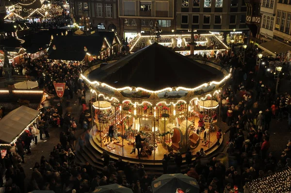 Festlicher Weihnachtsbaumschmuck — Stockfoto