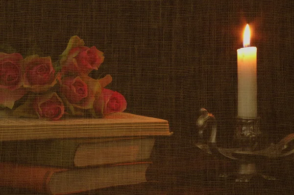 Livros Ainda Vida Com Rosas Velas — Fotografia de Stock