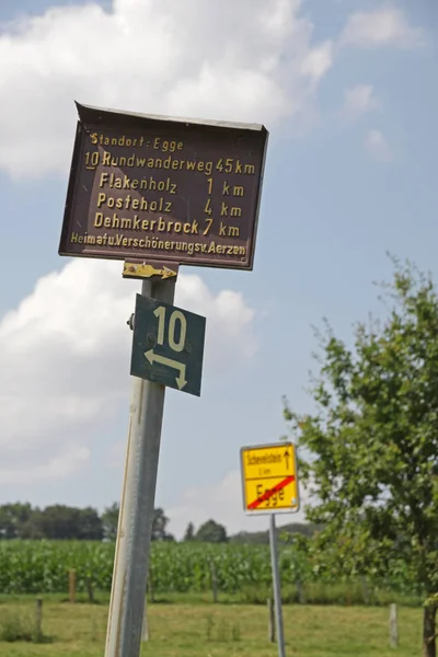 Gyalogos Jelzőtábla Aerzen Egge Ben — Stock Fotó