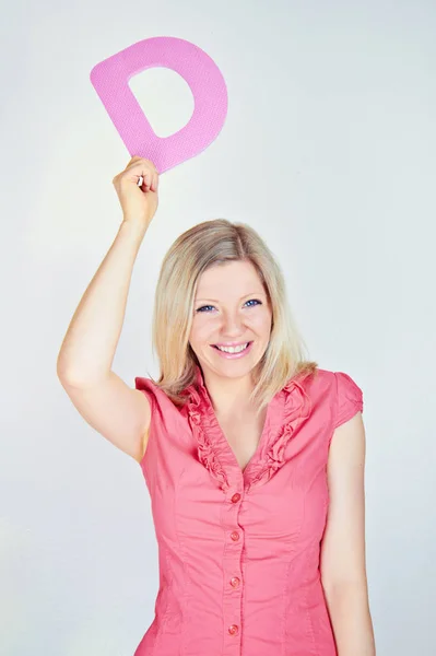 Donna Affari Sorridente Sta Tenendo Una Lettera — Foto Stock