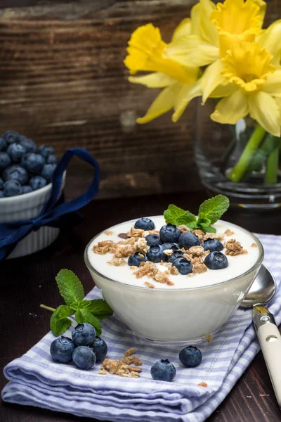 Frischer Blaubeerjoghurt Mit Müsli Und Minze Auf Hintergrund — Stockfoto