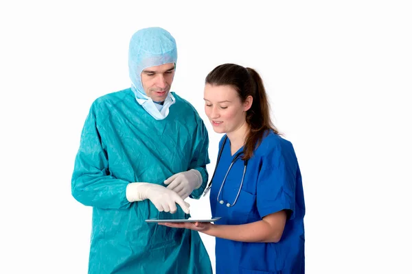 Tıbbi Ekip Beyaz Arkaplan Önünde Tablet Bilgisayar Kullanıyor — Stok fotoğraf