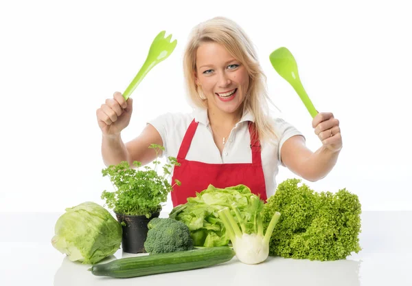 Huisvrouw Met Schort Presenteren Verse Groenten Salade — Stockfoto