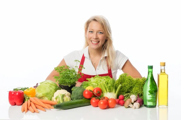 Blonde Frau Mit Schürze Präsentiert Verschiedene Gemüse Und Salatsorten — Stockfoto