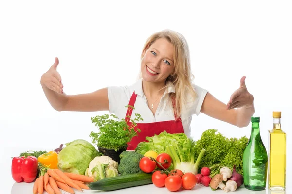 Blonde Frau Mit Schürze Präsentiert Verschiedene Gemüse Und Salatsorten — Stockfoto