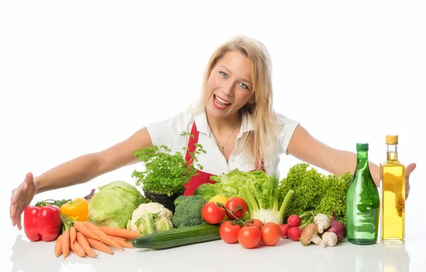 Blonde Frau Mit Schürze Präsentiert Verschiedene Gemüse Und Salatsorten — Stockfoto