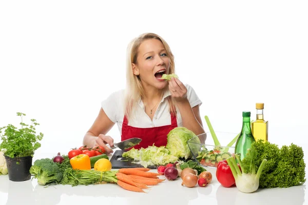Hausfrau Bereitet Einen Gemischten Salat — Stockfoto